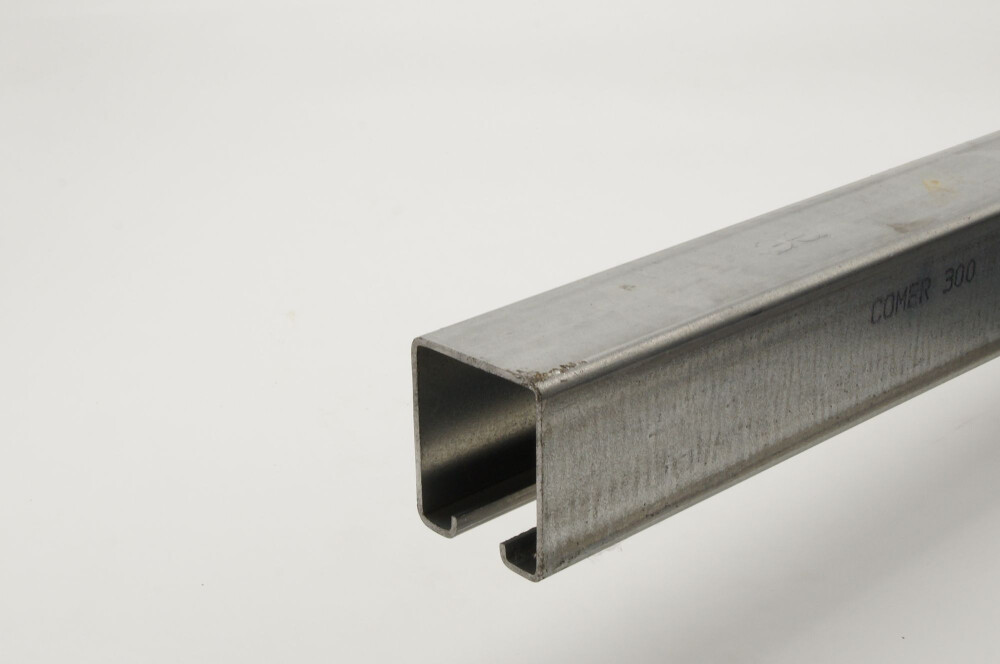RAIL GEGALVANISEERD LENGTE 300CM COMER 300/300